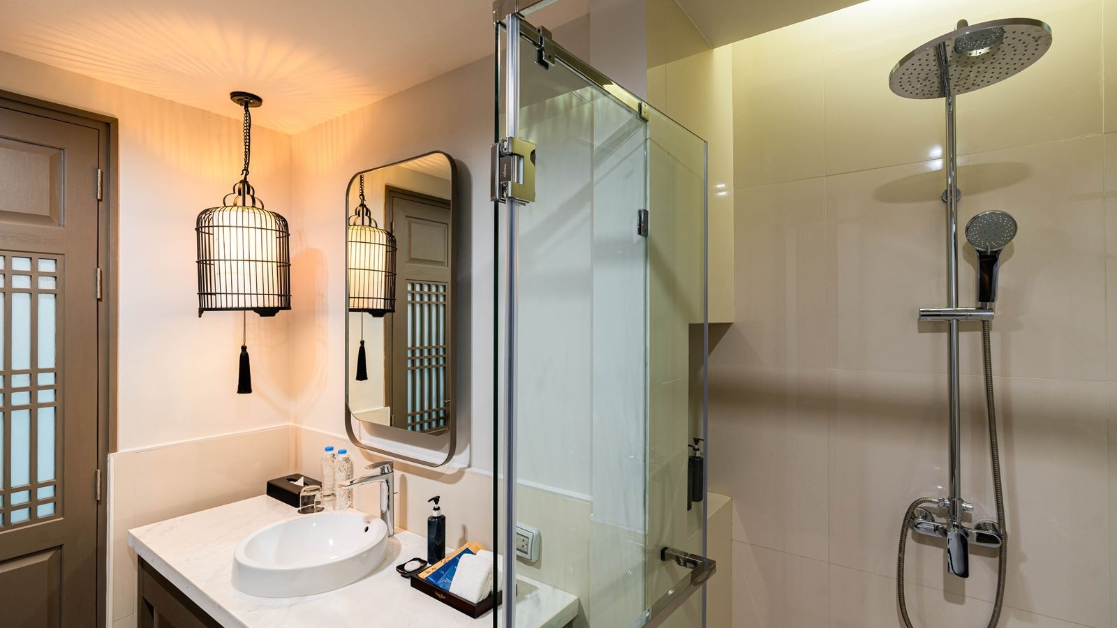 rooms-deluxe-pool-view-room