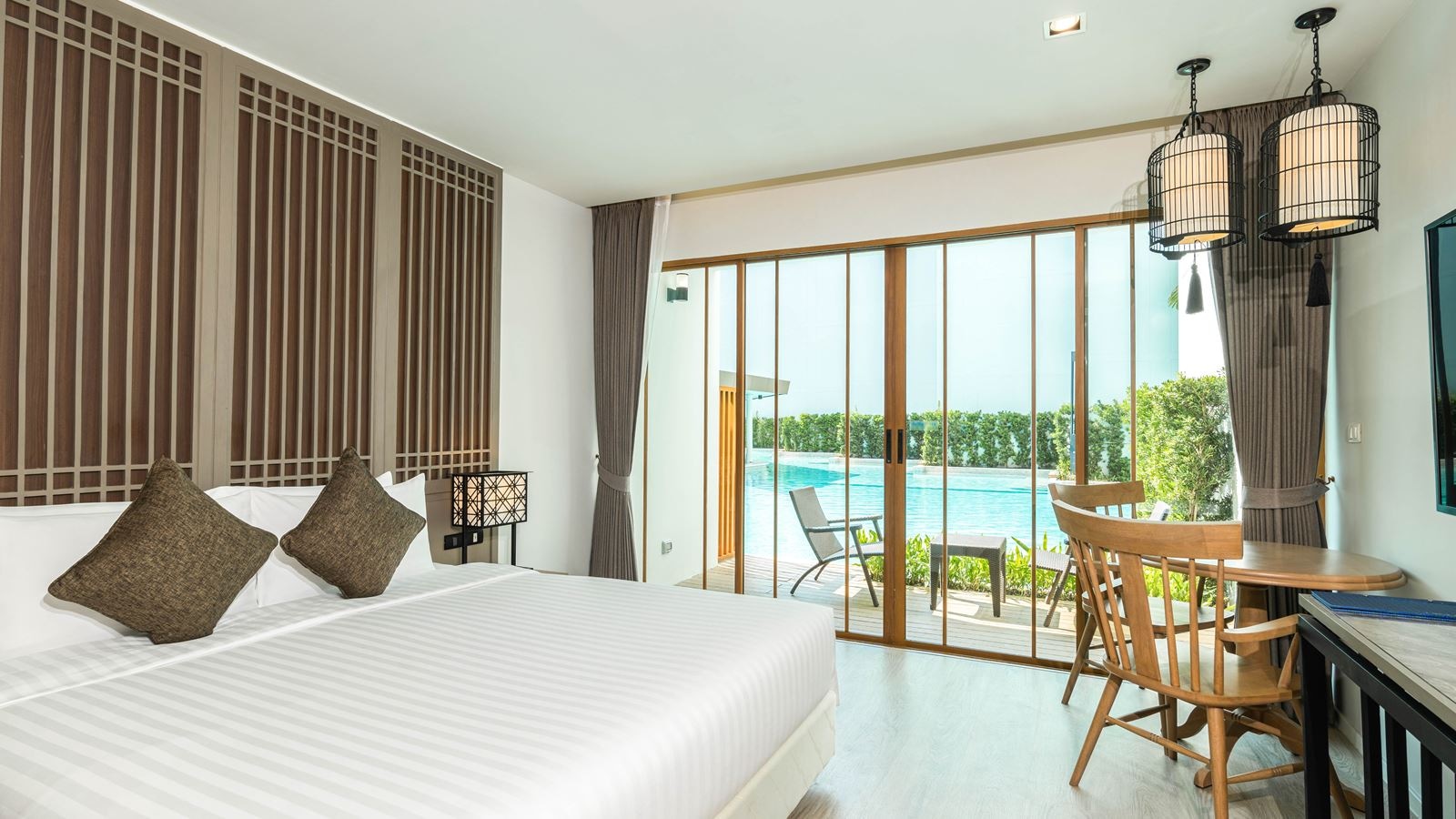 rooms-deluxe-pool-access-room