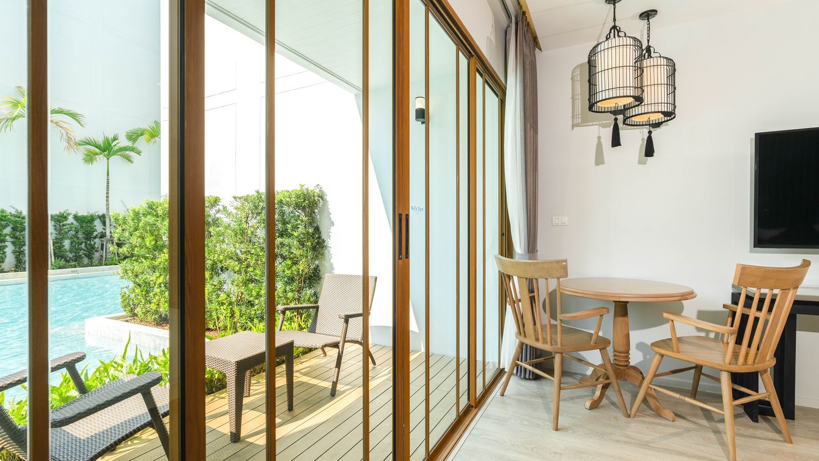 rooms-deluxe-pool-access-room