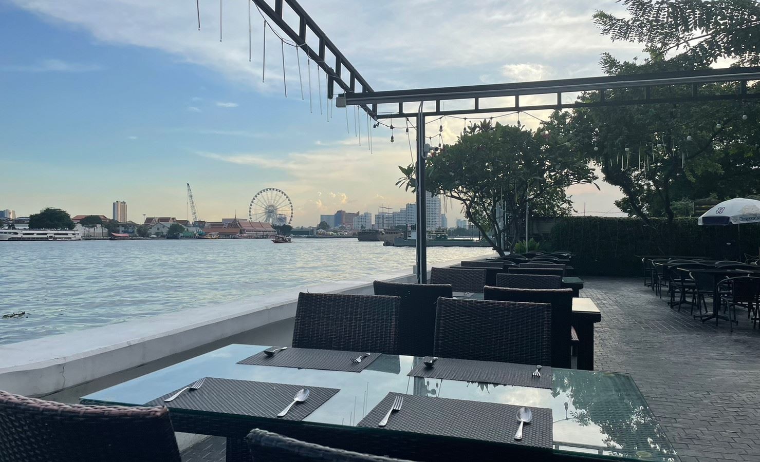 restaurants-sarin-riverfront