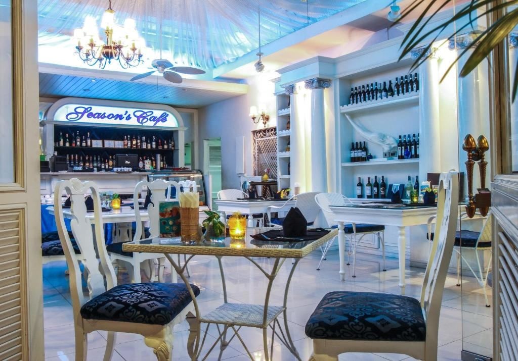 restaurants-seasonss-cafe