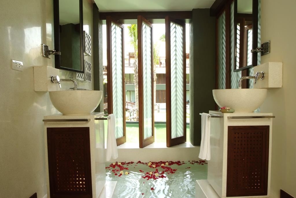 rooms-deluxe-pool-access