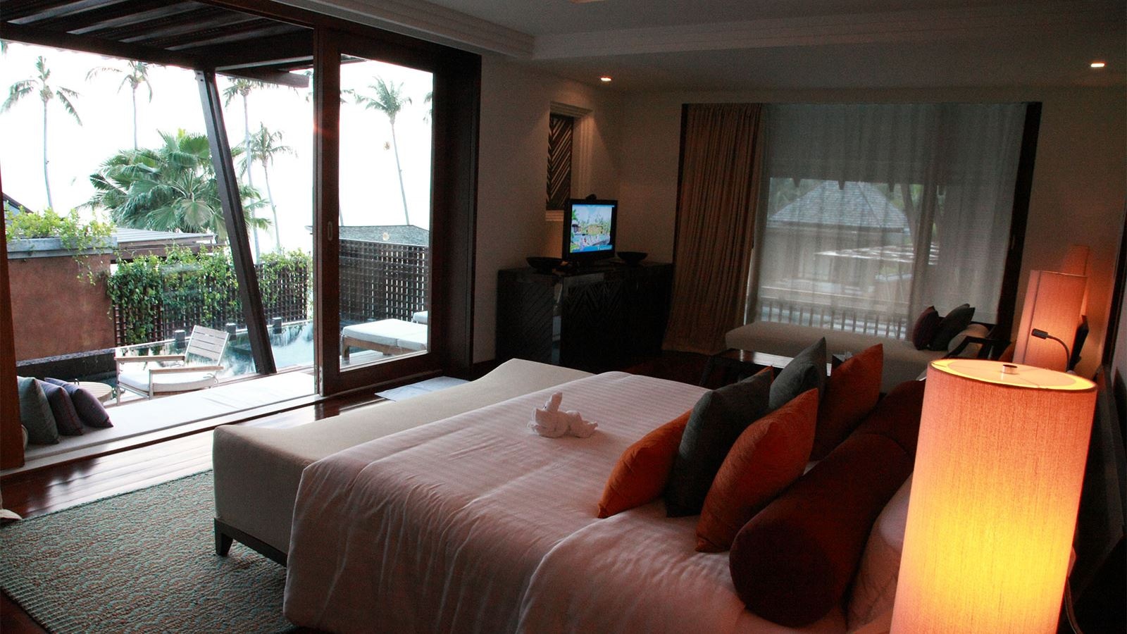 rooms-deluxe-pool-suite