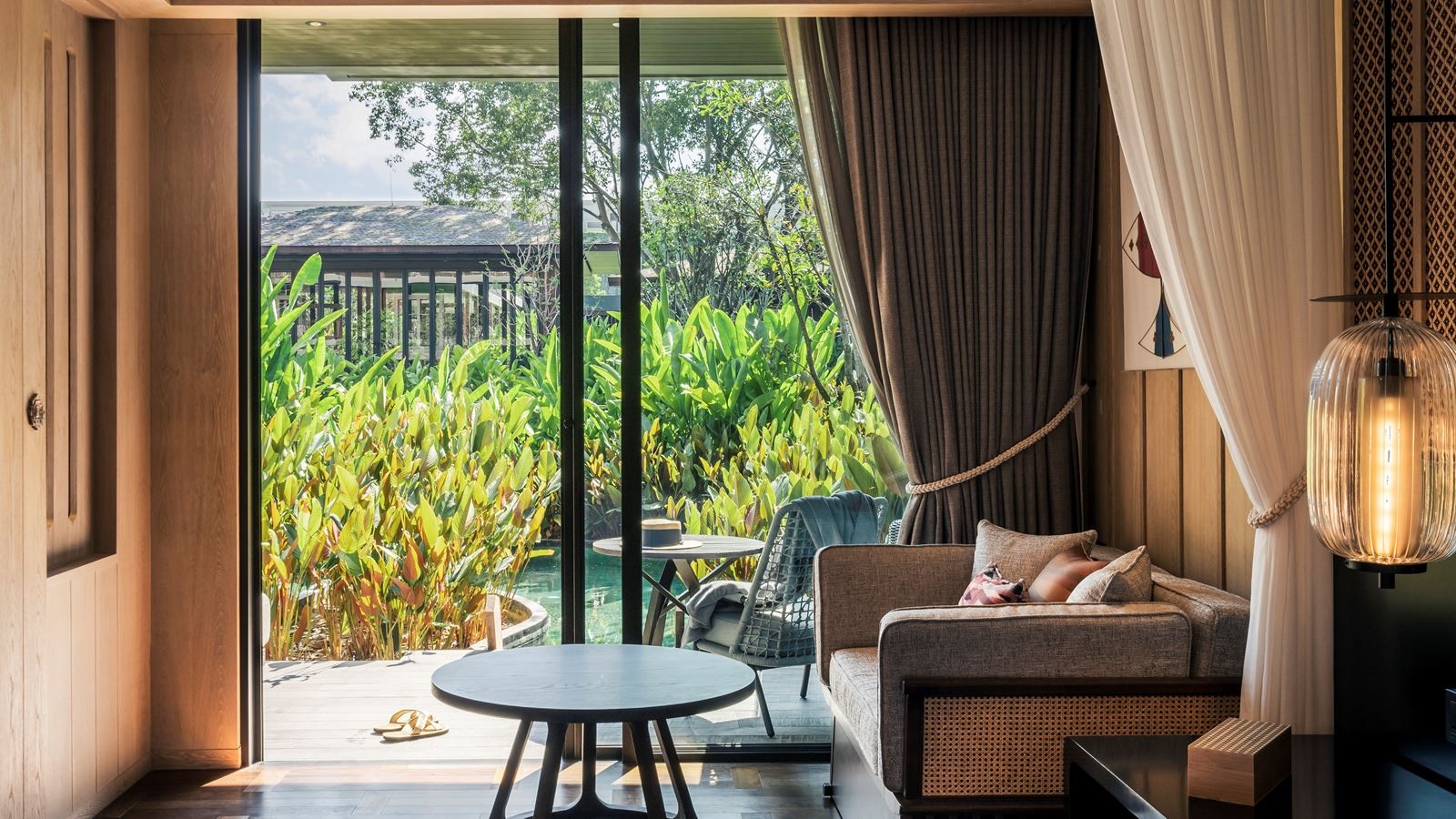 rooms-pool-access-room