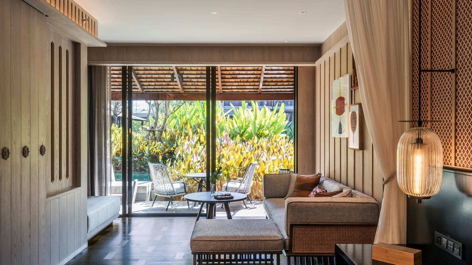 rooms-deluxe-pool-access-room