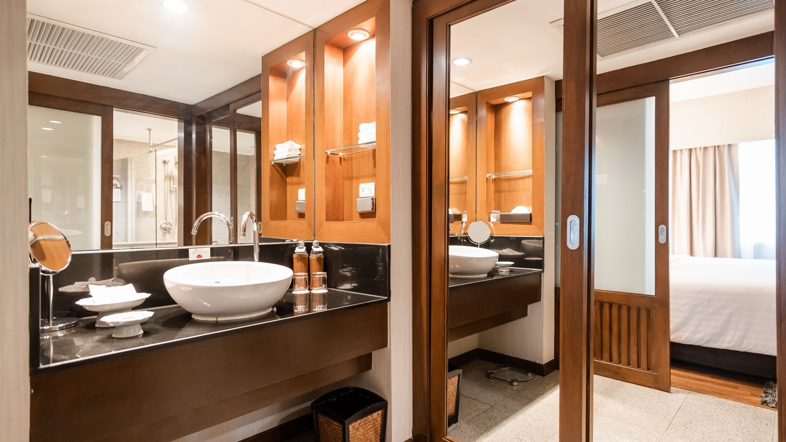 rooms-balcony-suite-riverview-room