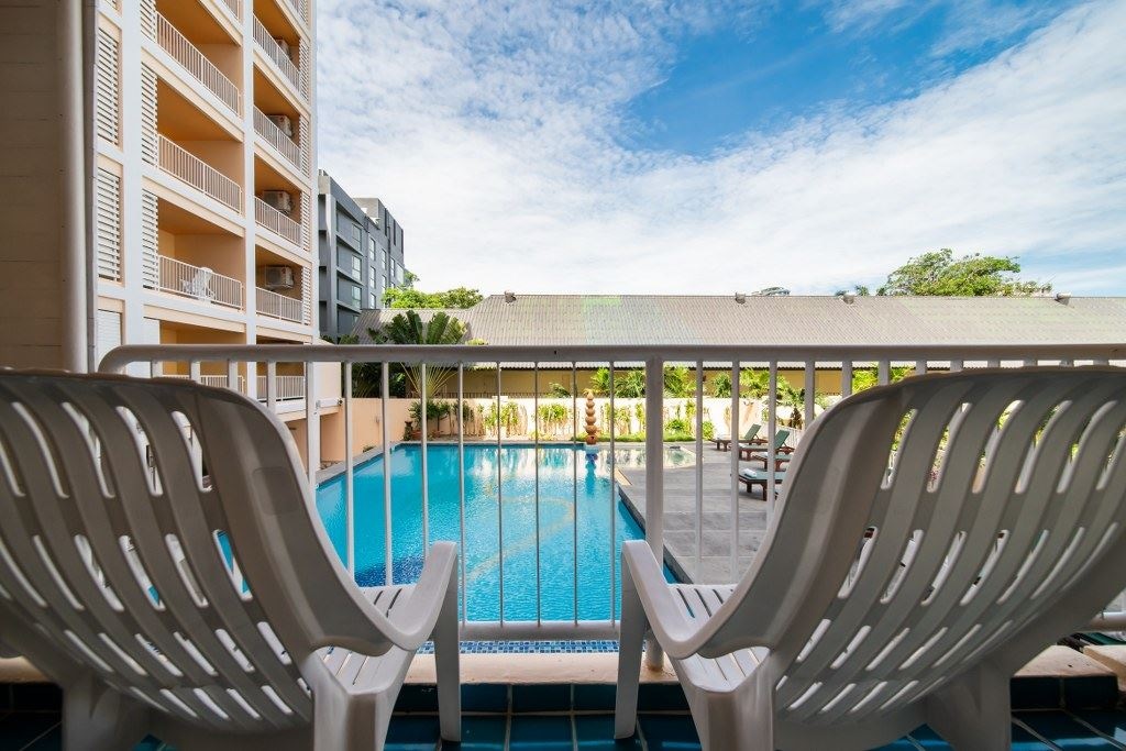 rooms-deluxe-pool-view