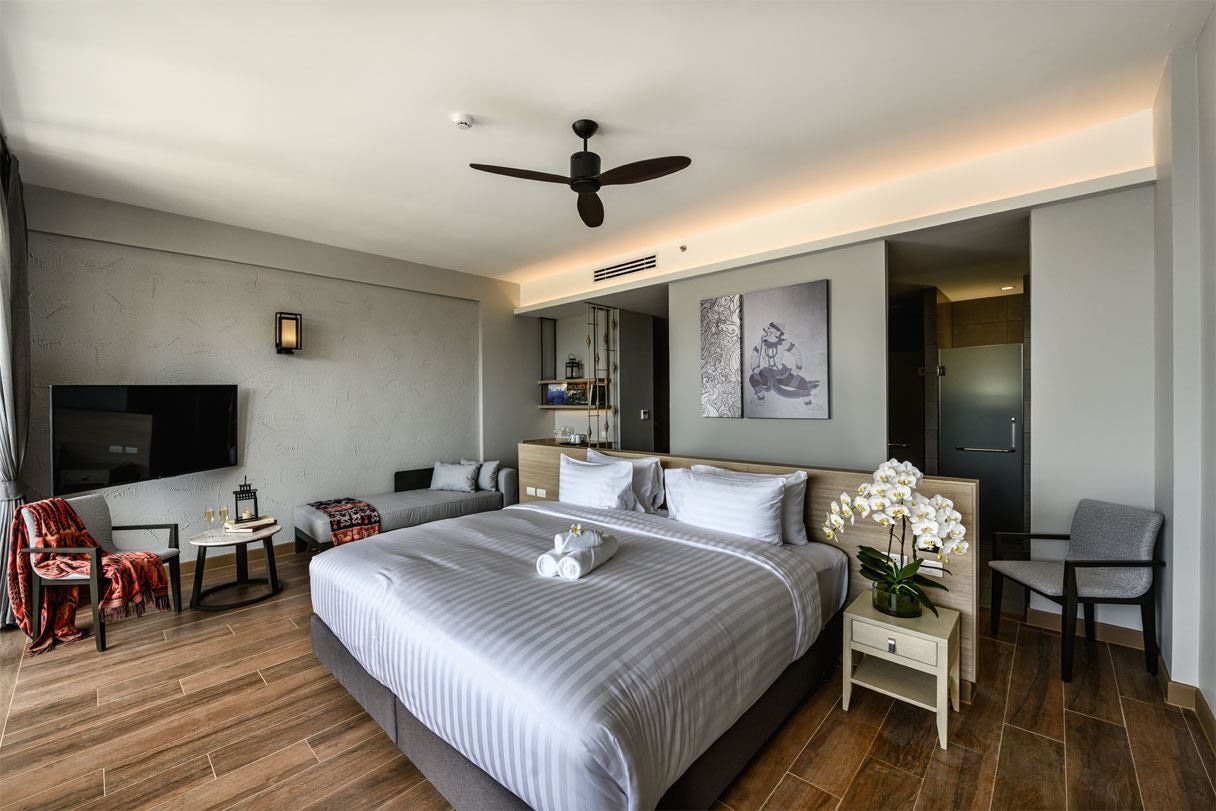 rooms-suite-pool-view