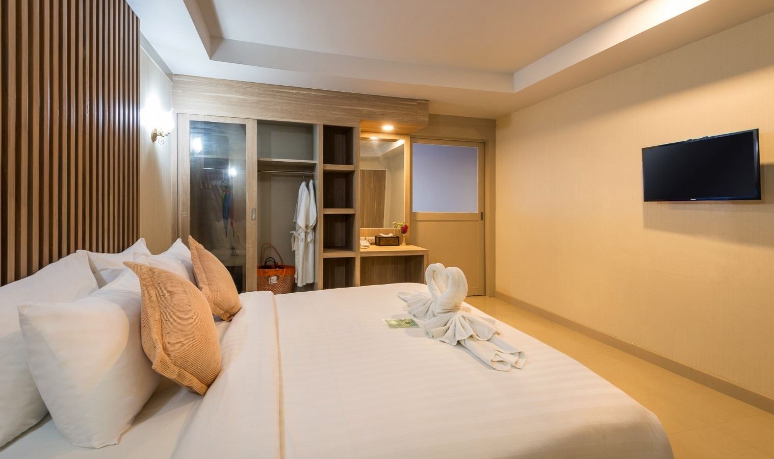 rooms-deluxe-balcony