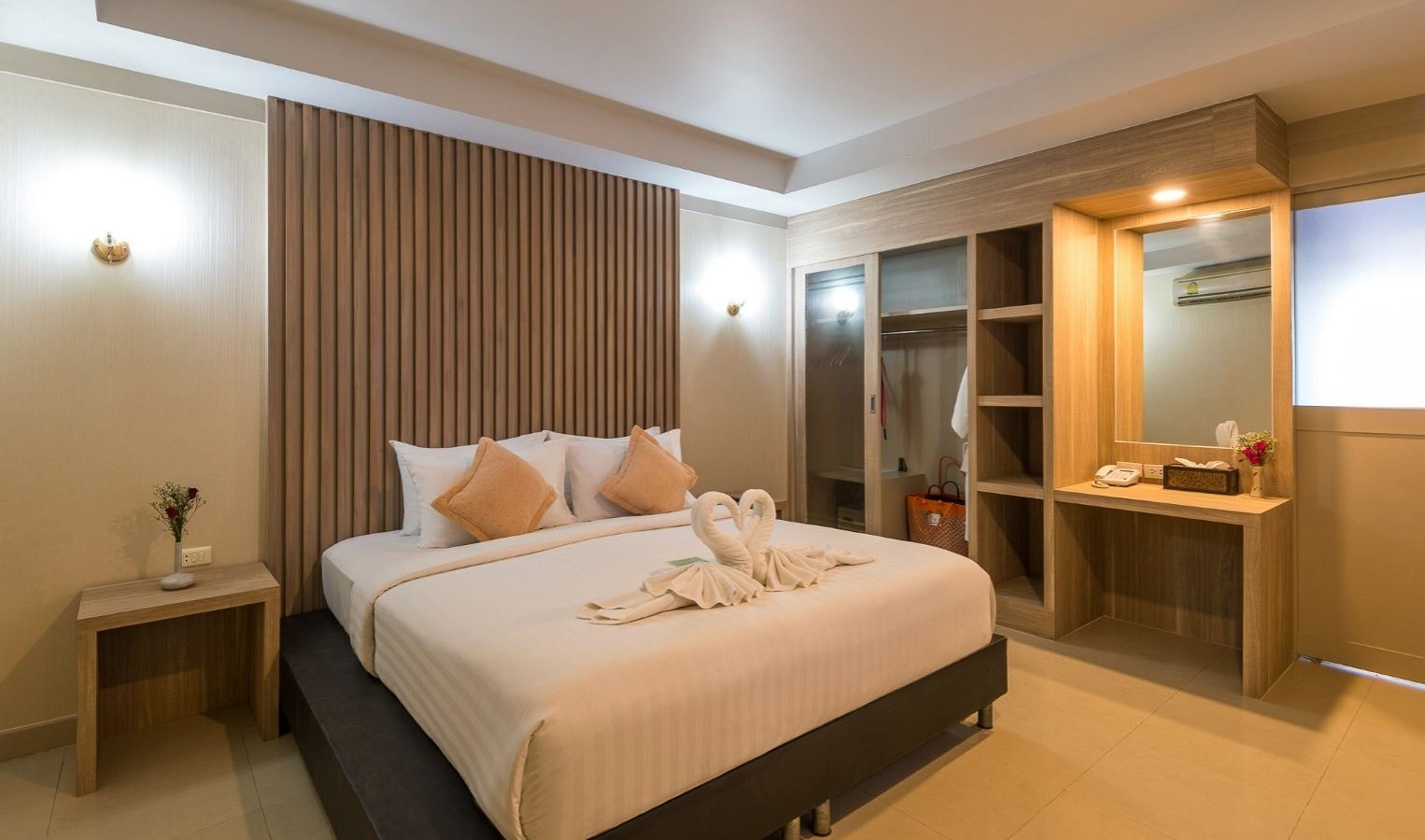 rooms-deluxe-balcony