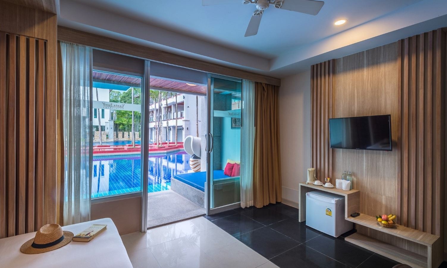 rooms-deluxe-pool-access