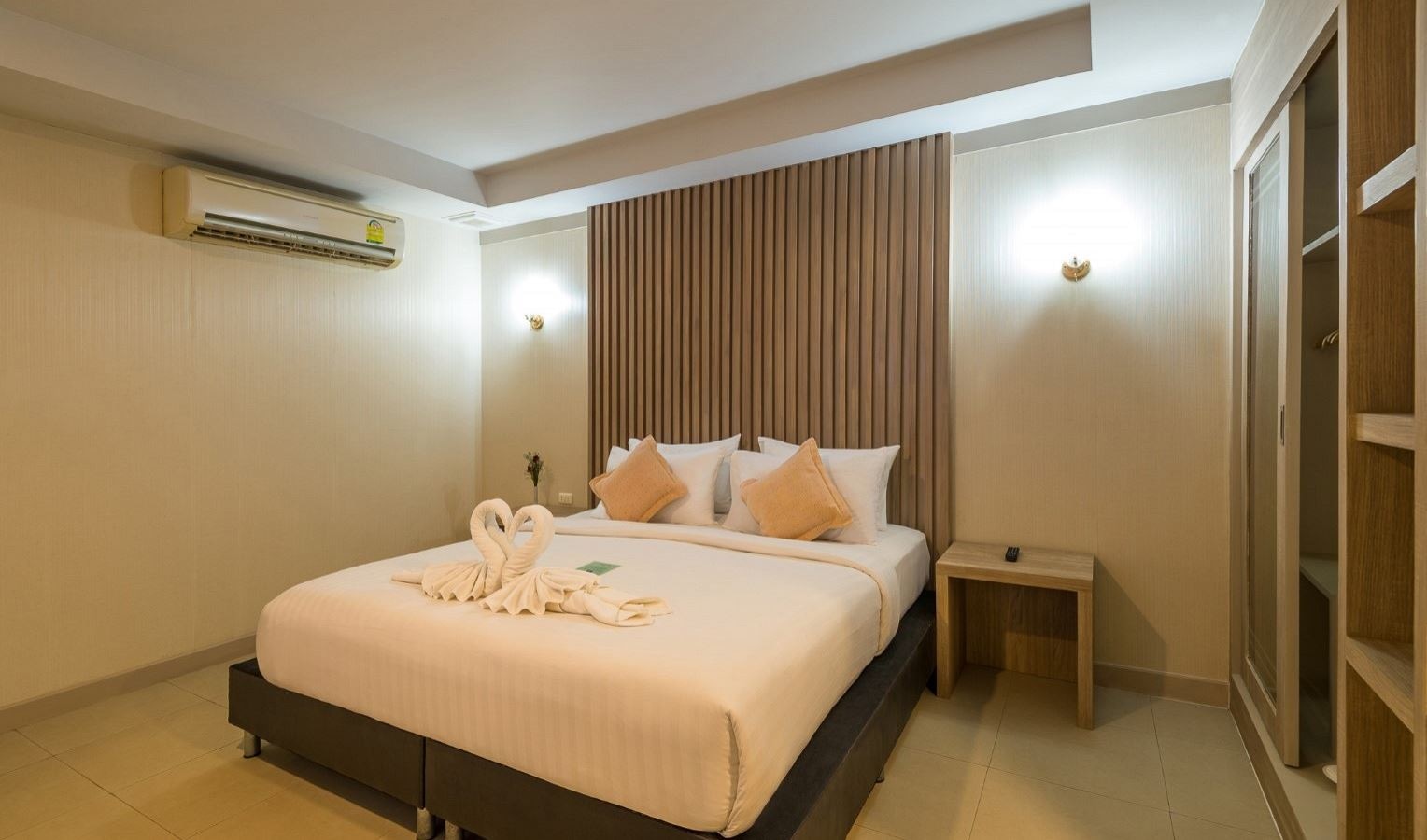 rooms-deluxe-pool-access