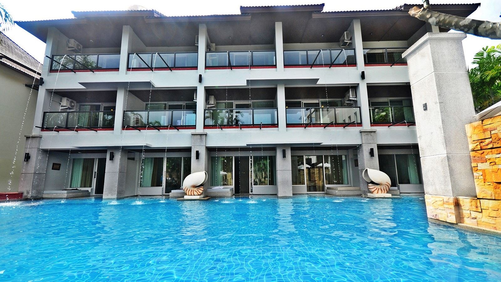 rooms-deluxe-pool-access