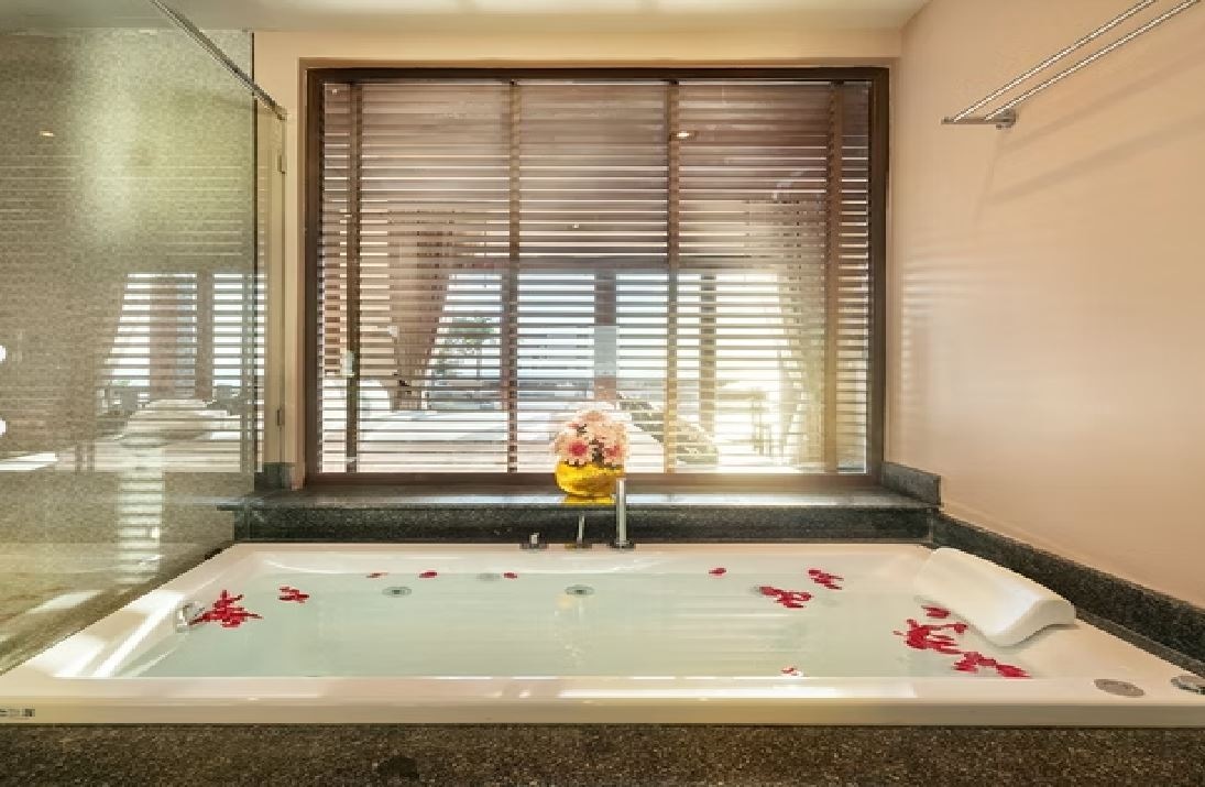 rooms-deluxe-jacuzzi-seaview