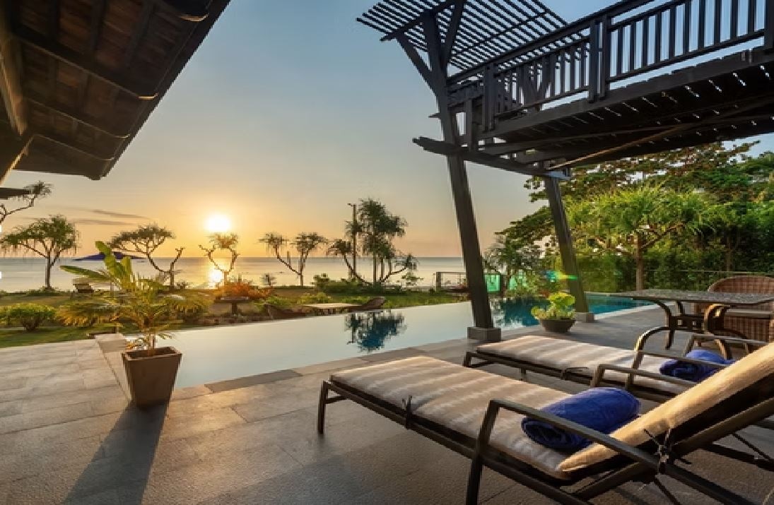 rooms-beachfront-jacuzzi-pool-villa-two-bedroom-duplex-with-lounge