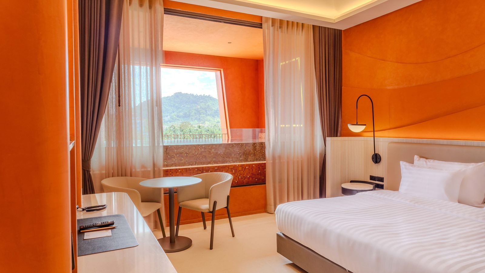 rooms-deluxe-pool-suite-mountain-view