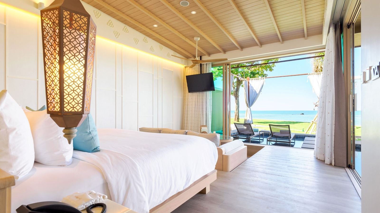 rooms-seafront-pool-villa-in-love