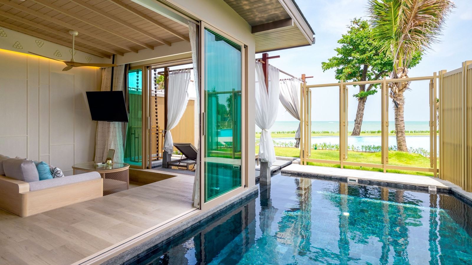 rooms-seafront-pool-villa-in-love