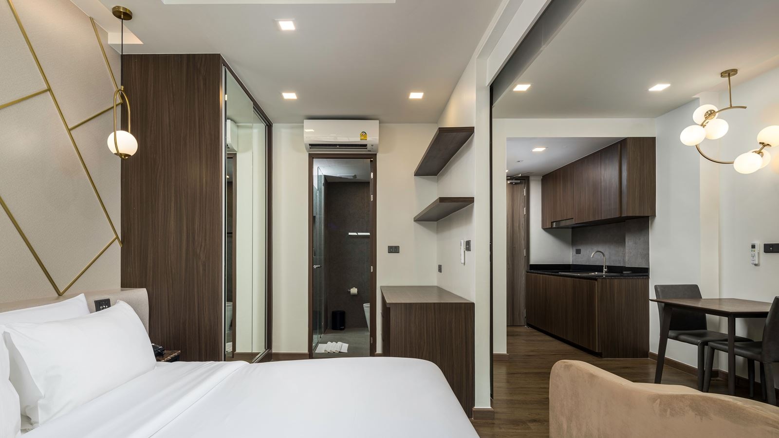 rooms-premier-room-king-bed