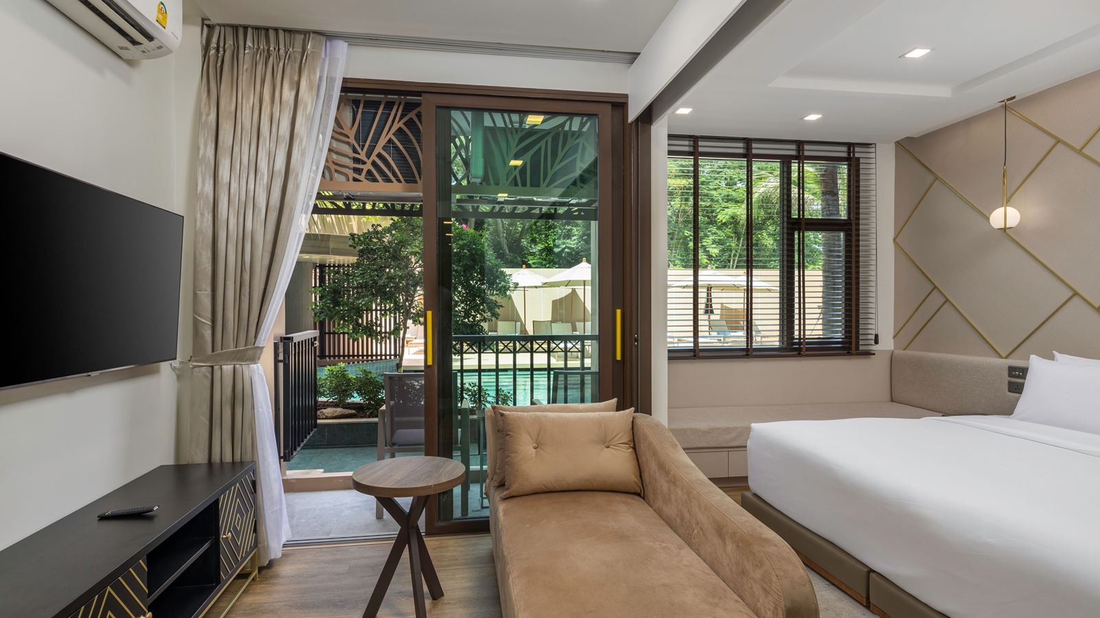 rooms-deluxe-pool-access