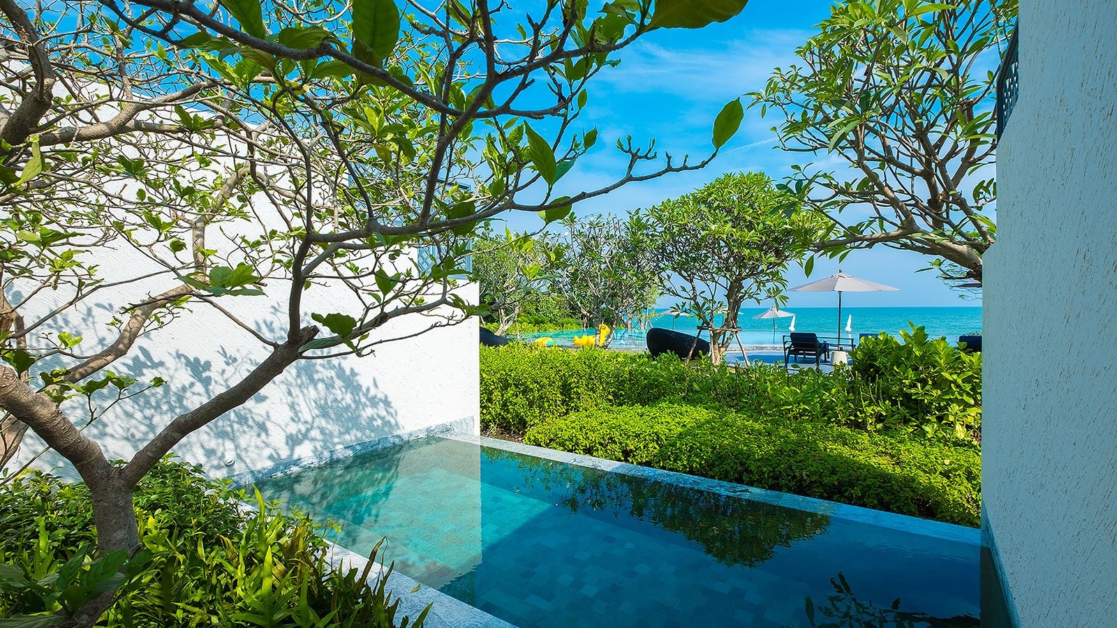 rooms-beachfront-pool-suite-garden-view