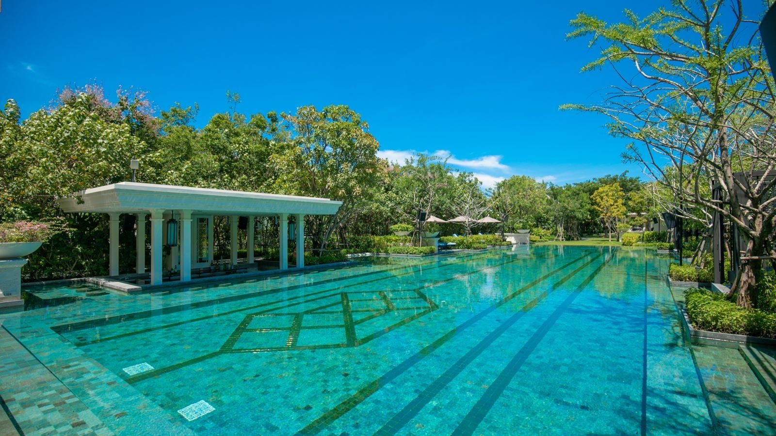 restaurants-garden-pool-bar