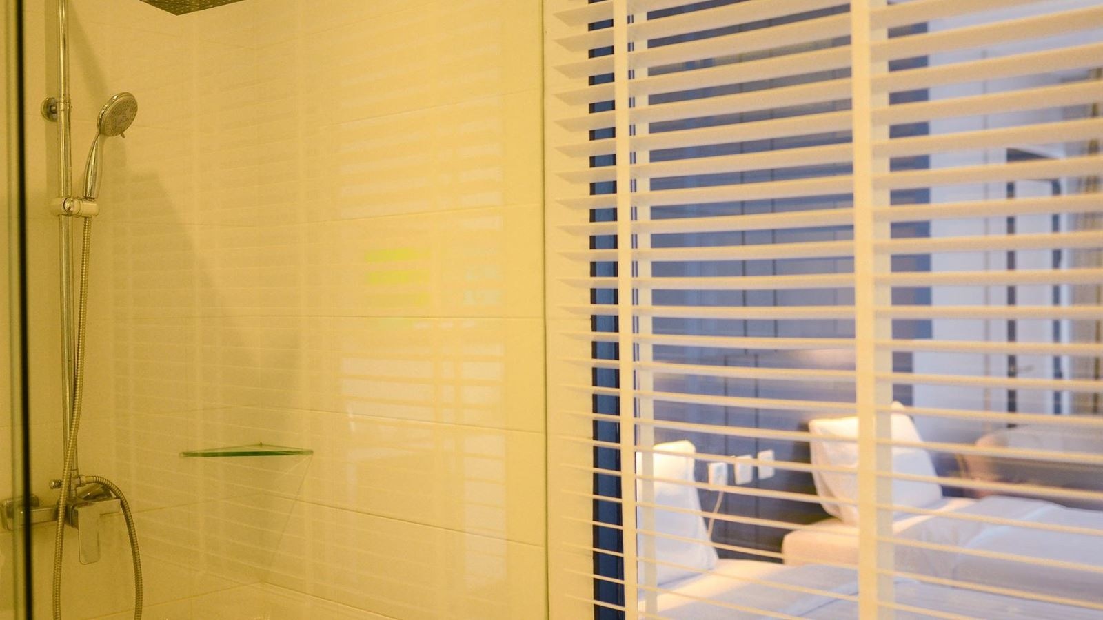 rooms-deluxe-poolside-room