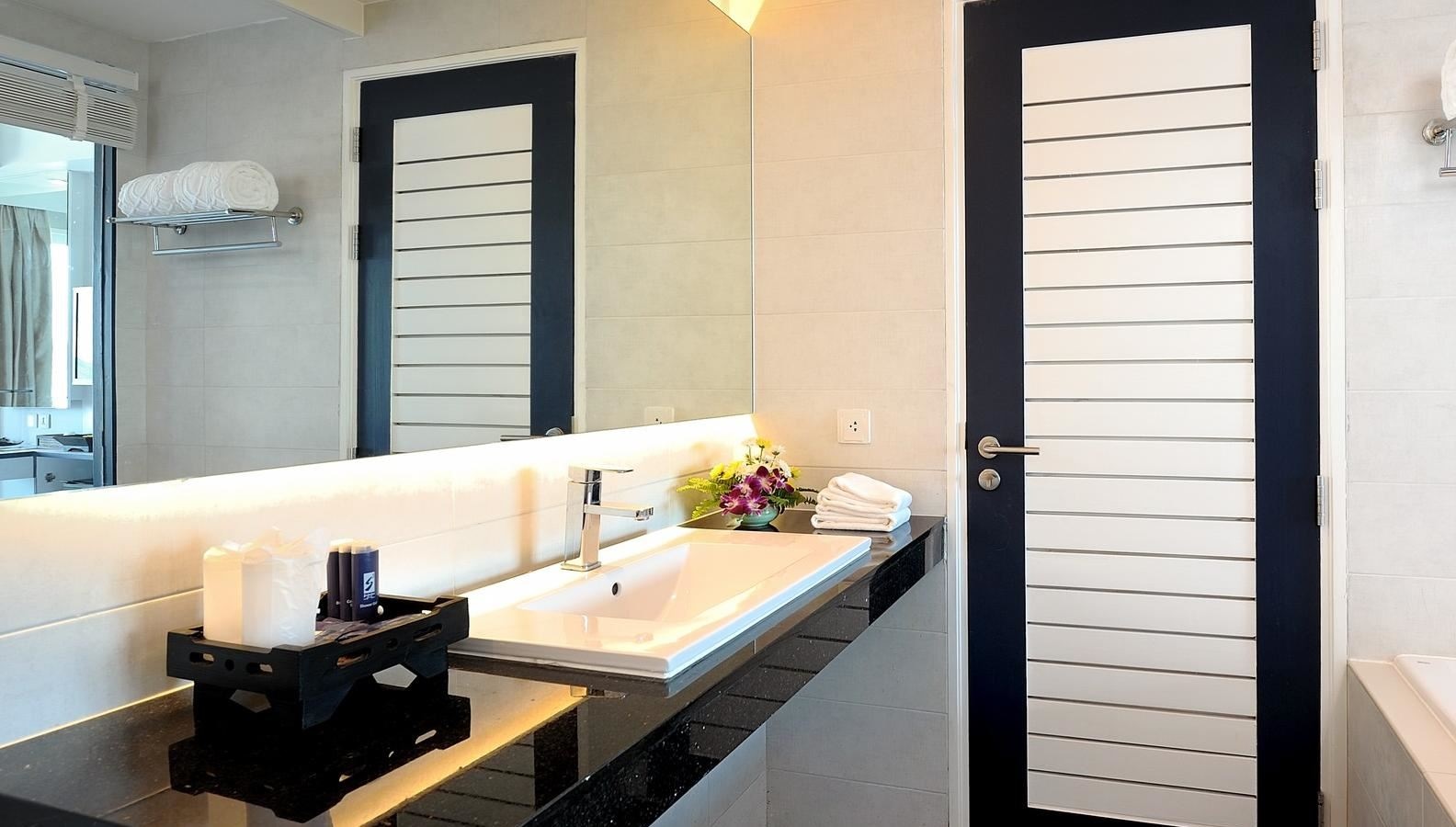 rooms-deluxe-jacuzzi-room