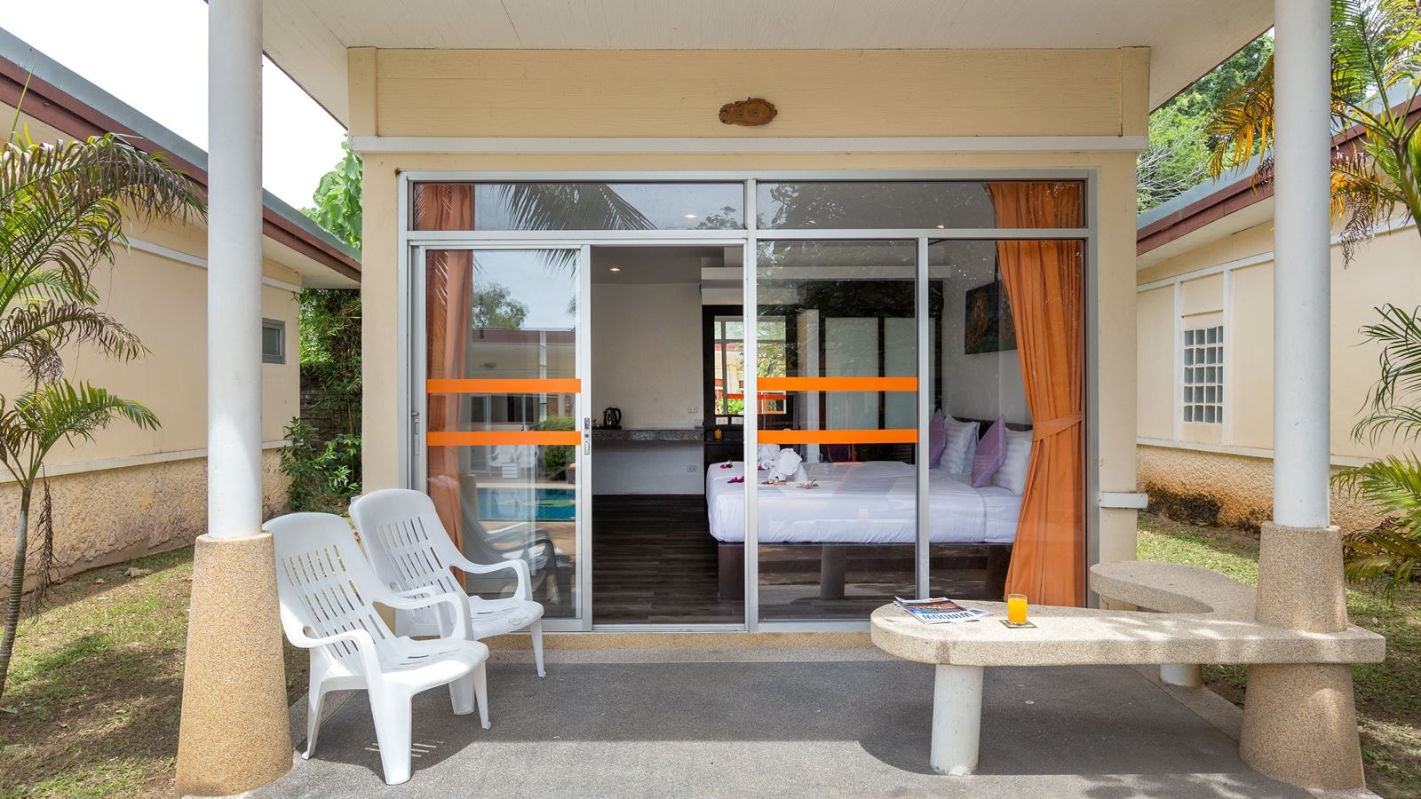 rooms-deluxe-pool-view