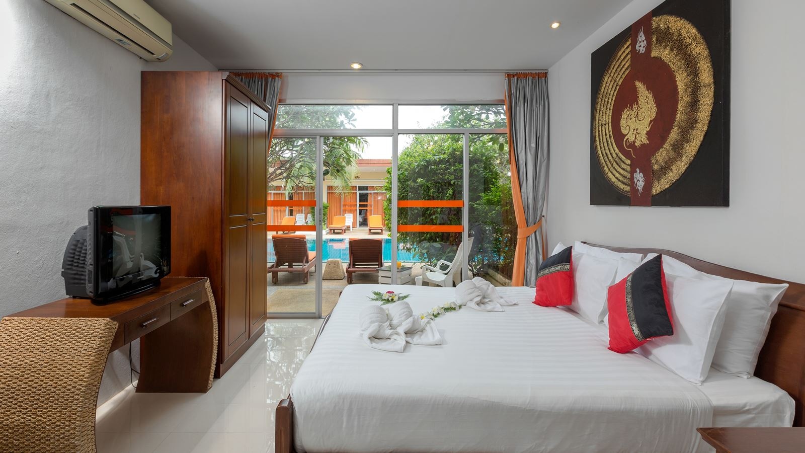 rooms-1-bedroom-suite-pool-access