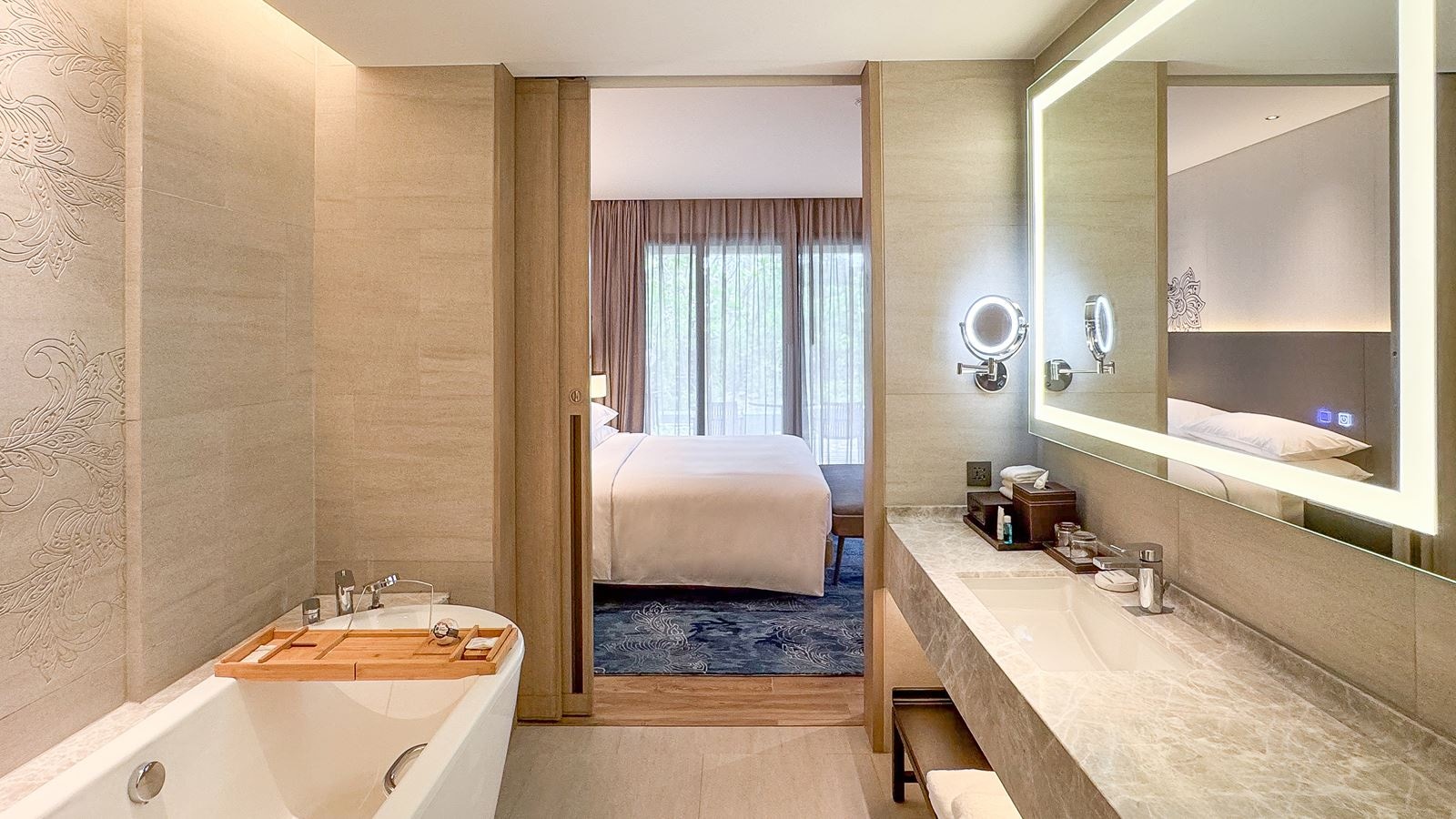 rooms-deluxe-pool-access