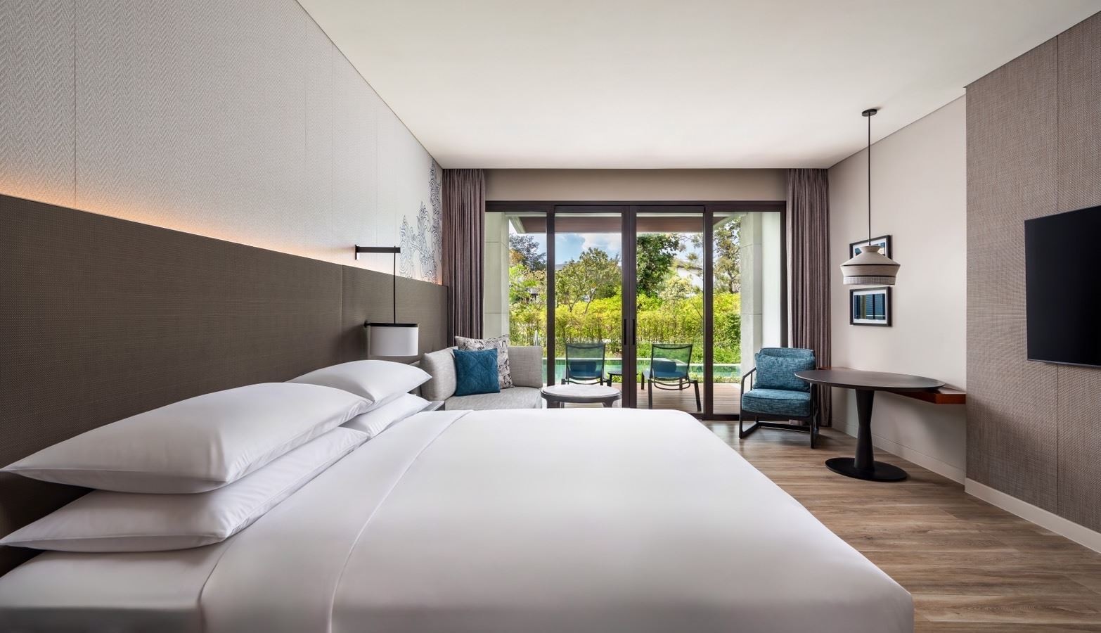 rooms-deluxe-pool-access