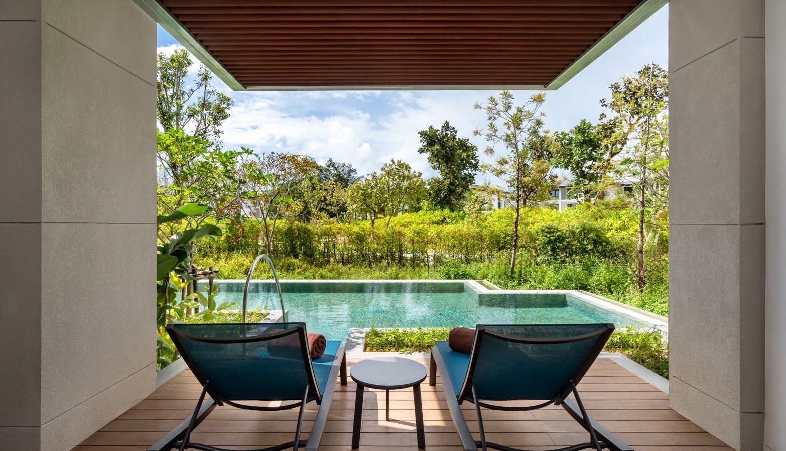 rooms-deluxe-pool-access