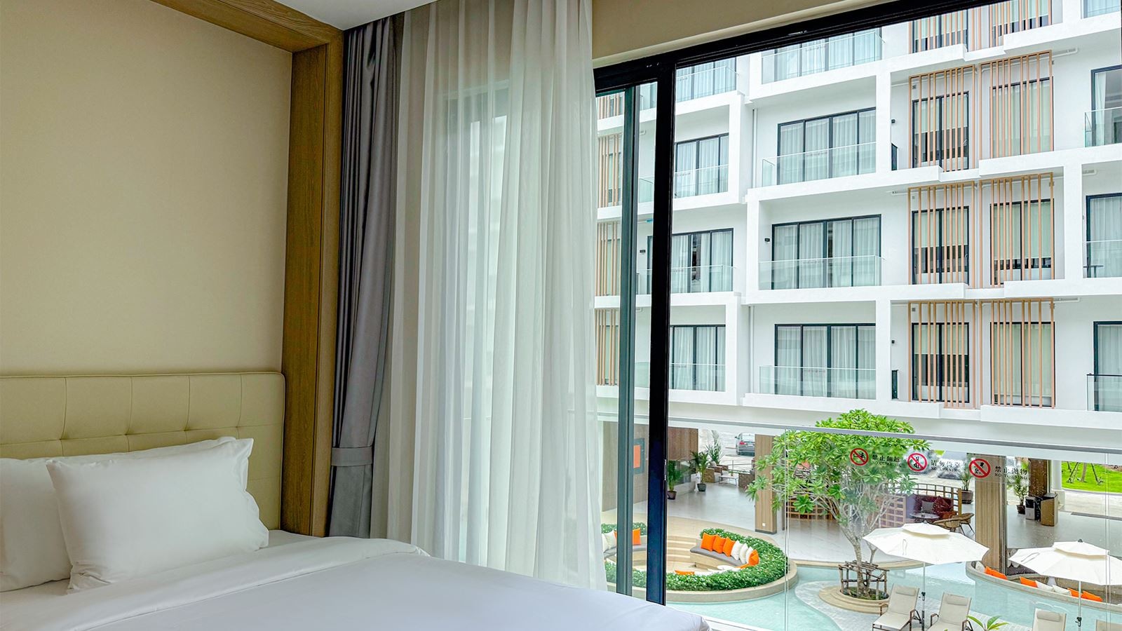 rooms-deluxe-poolview