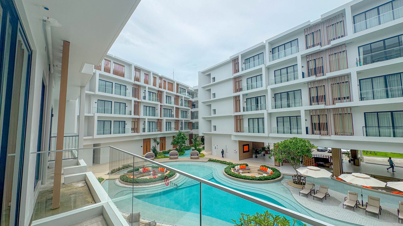 rooms-deluxe-poolview