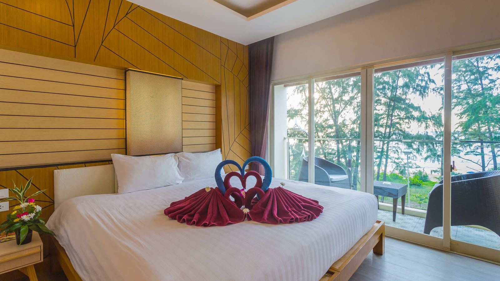 rooms-deluxe-room-with-sea-view-balcony