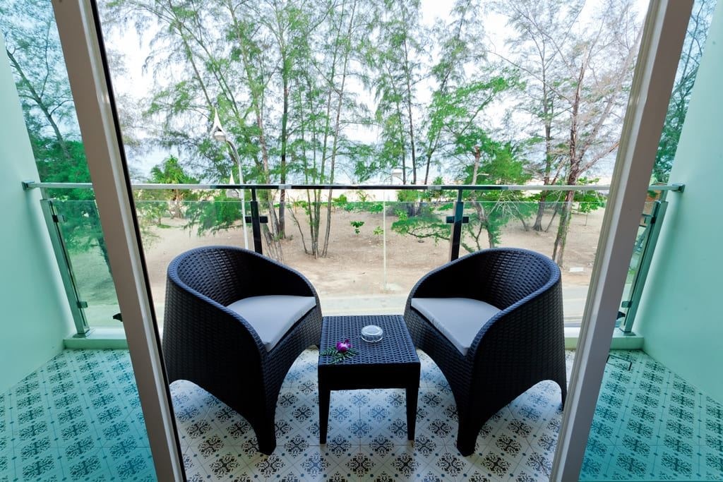rooms-deluxe-room-with-sea-view-balcony
