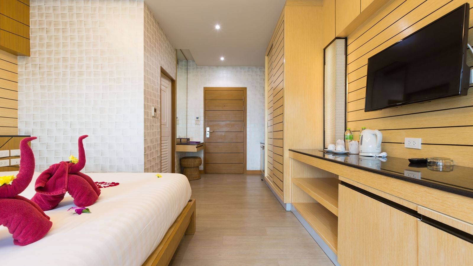 rooms-deluxe-room-with-sea-view-balcony