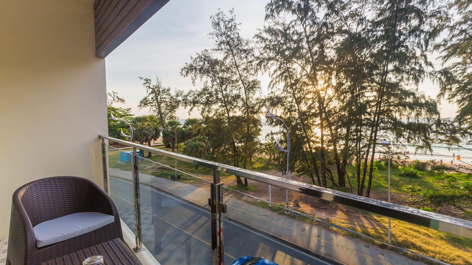 rooms-deluxe-room-with-sea-view-balcony