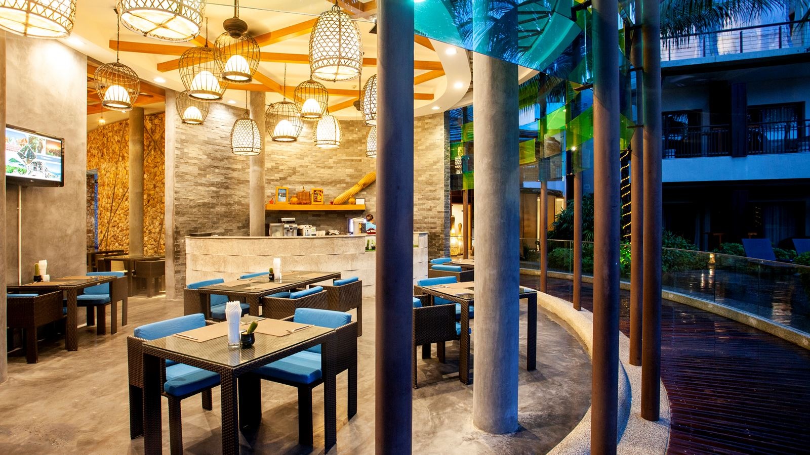 restaurants-poolside-cafe--aqua-pool-bar