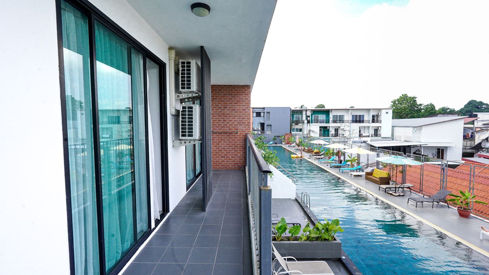 rooms-one-bedroom-suite-pool-facing