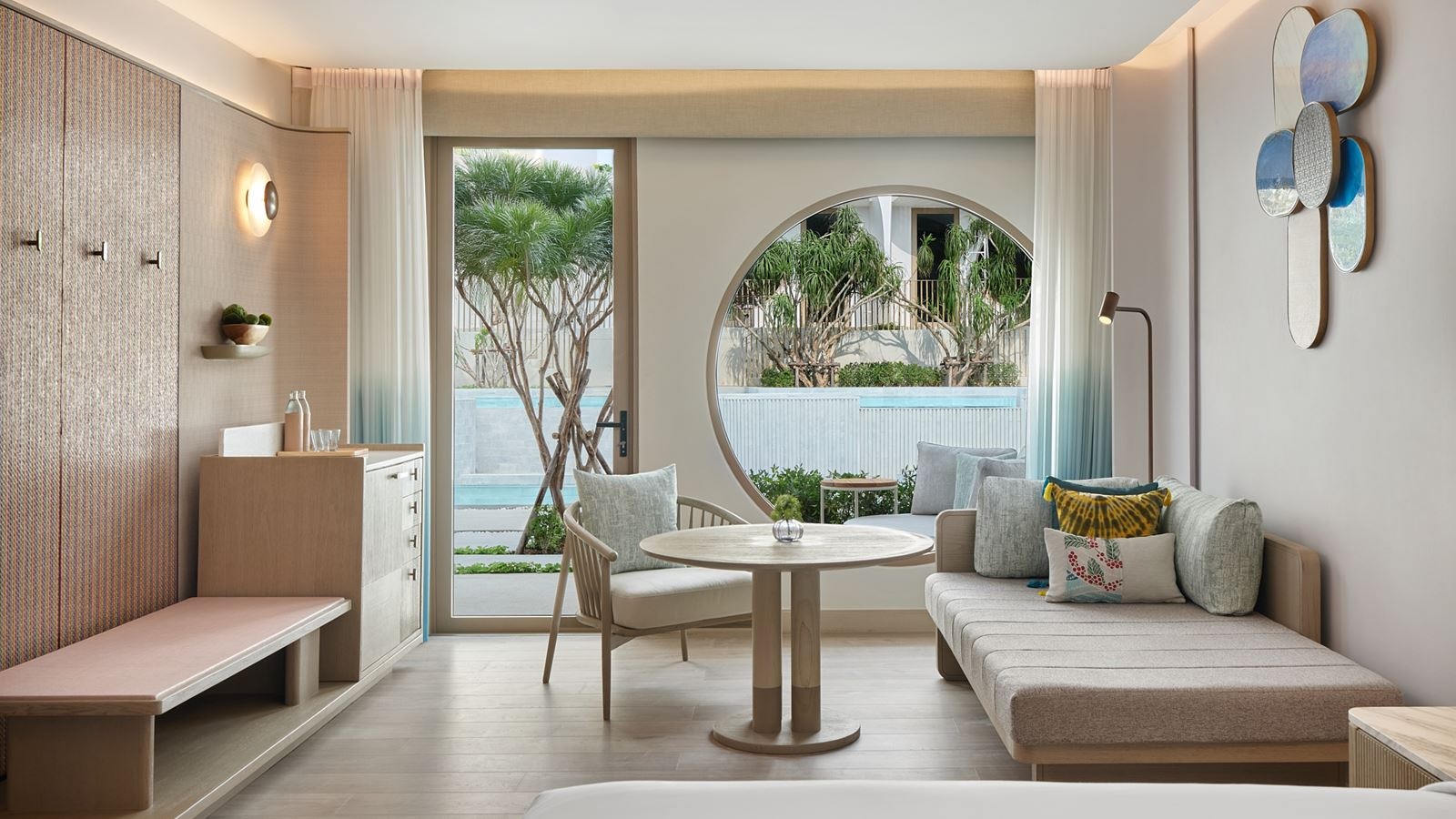 rooms-deluxe-pool-access