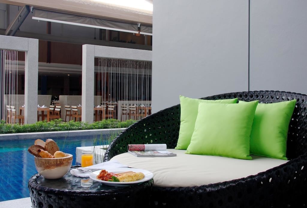 rooms-premier-pool-access