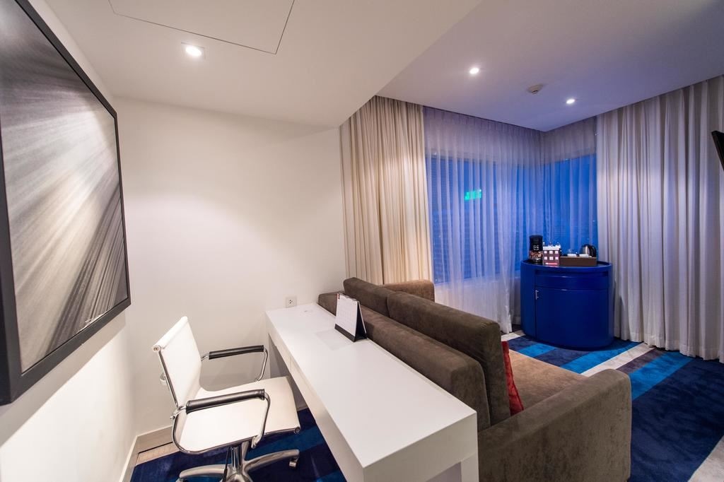 rooms-deluxe-suite-city-view