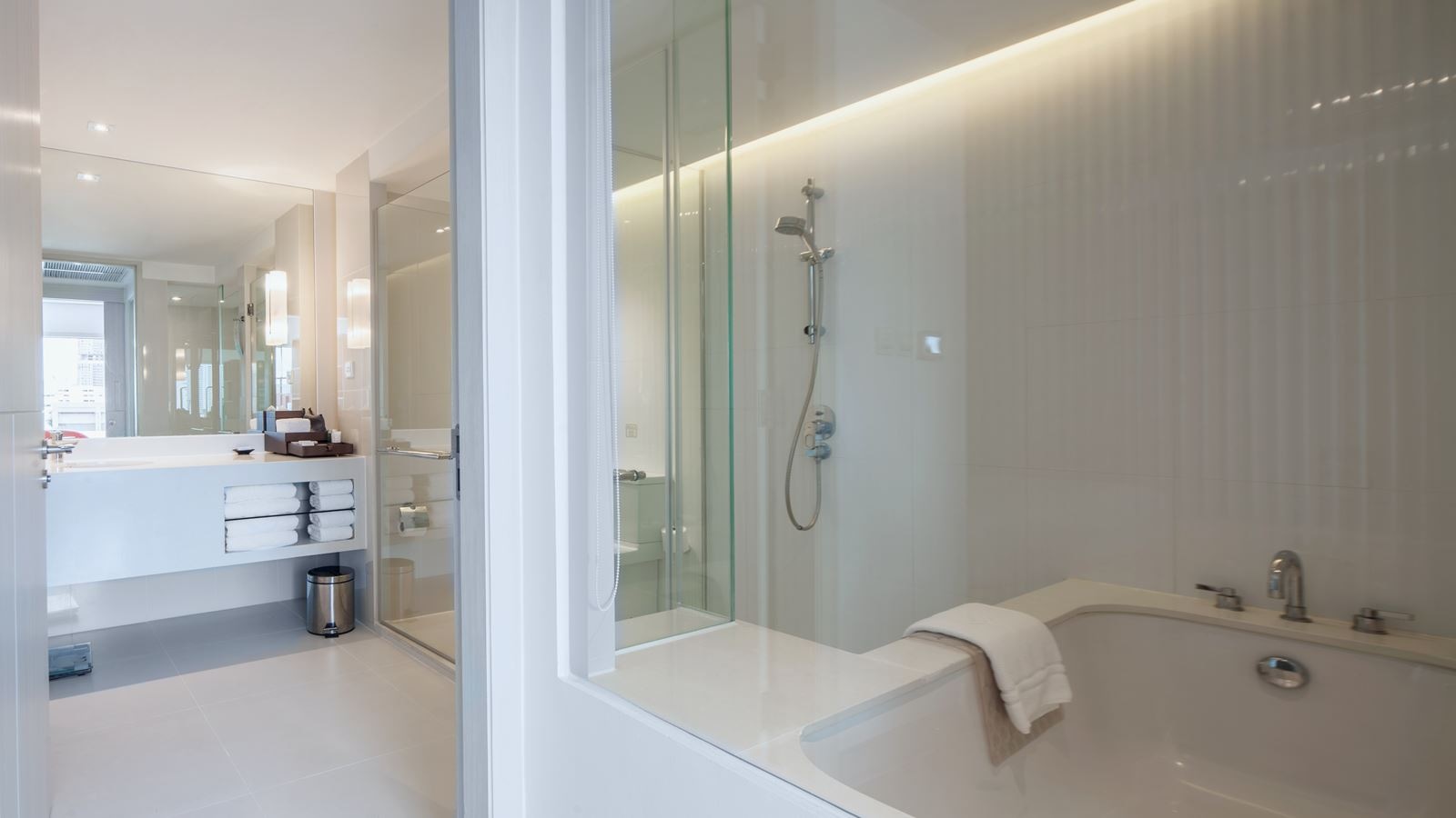 rooms-deluxe-suite-city-view