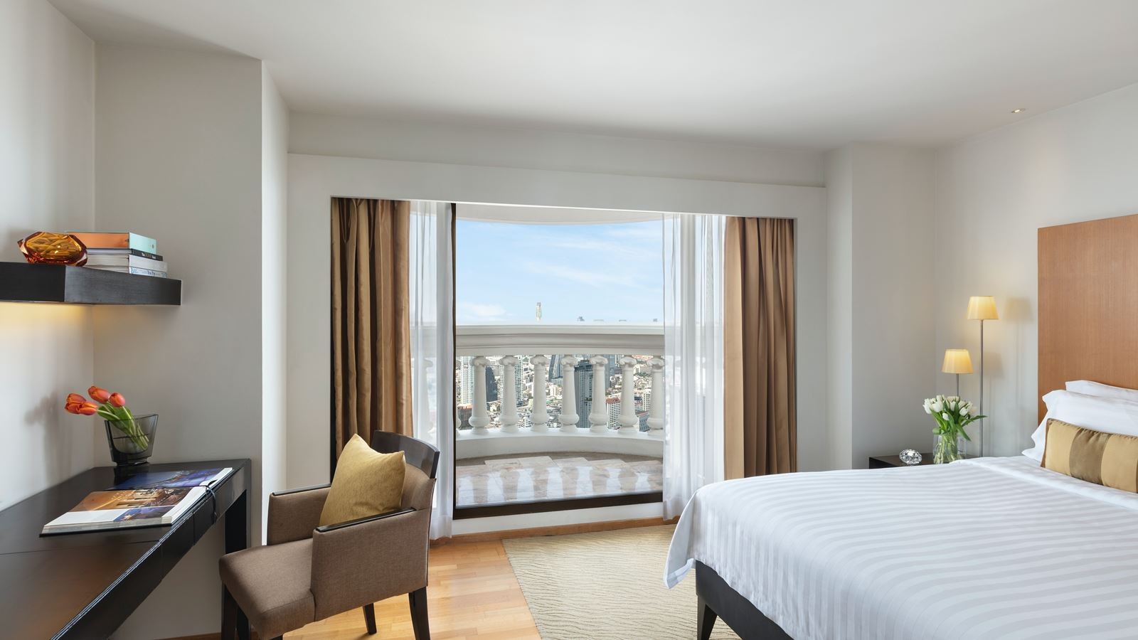 rooms-tower-club-suite-city-view