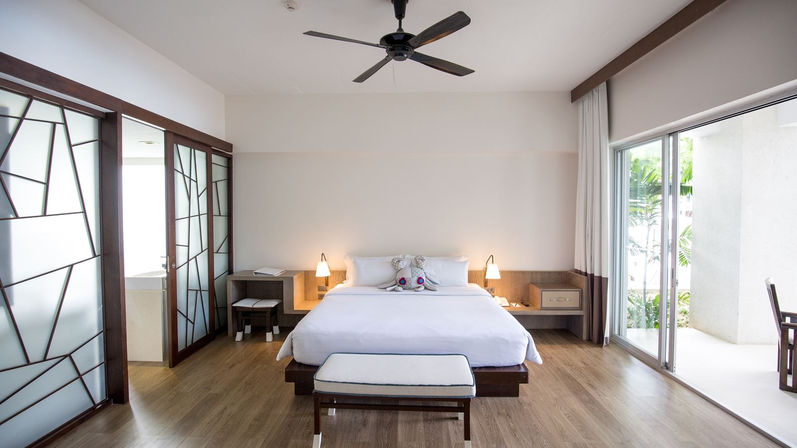 rooms-executive-suite--sea