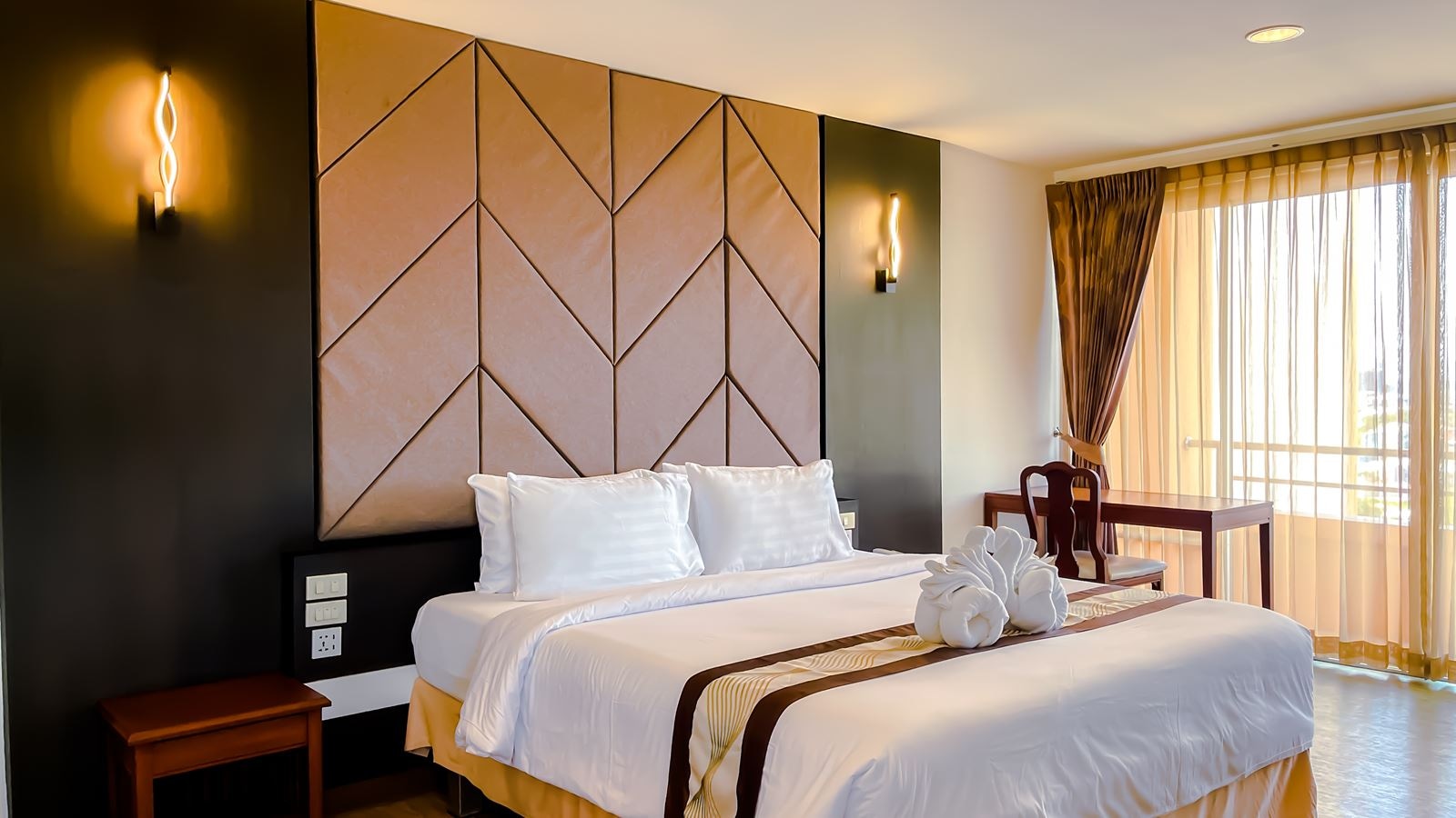 rooms-corner-suite-room