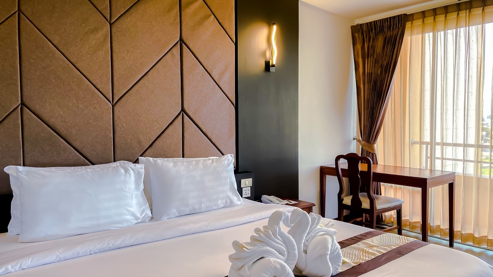 rooms-corner-suite-room