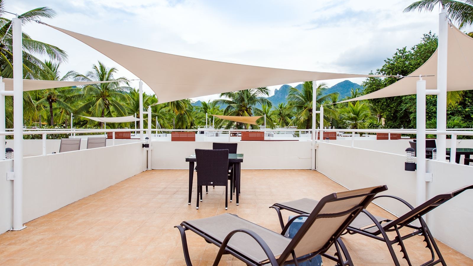 rooms-premium-1-bedroom-pool-suite-with-terrace